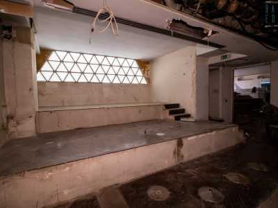Da qui ci spostiamo nel locale adiacente che presenta delle sopraelevazioni in cemento. 